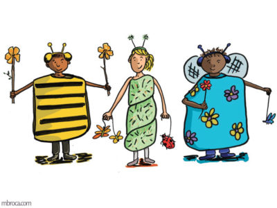 œuvres trois enfants déguisés en abeille, chenille, papillon.