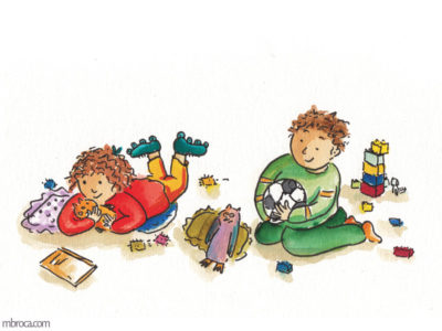 Publications, Rouzig, novembre 2017. Une fille à plat ventre et un garçon au milieu de jouets, écoutent attentivement.