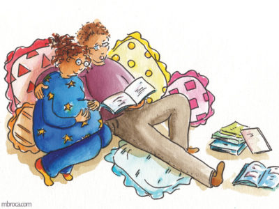 Publications Rouzig, novembre 2017. Une mère enceinte et un père lisent des histoires.