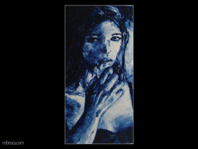 céramique, une femme en monochrome bleu. Elle tient aussi un mouchoir devant sa bouche.
