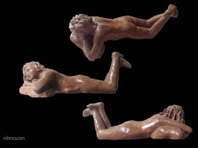 Troies vues d'une femme alongée sur le ventre, formations en céramique.