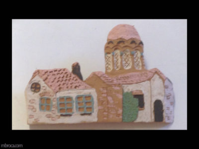un maison et une église en bas relief