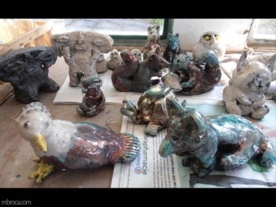 Projet pédagogique, des pièces émaillées en raku, un oiseau, un chien, une statuette et autres.