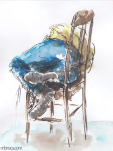 œuvres Une personne endormis sur une chaise, pantalon bleu et tee-shirt jaune.