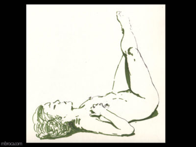 nus, une femme allongée sur le dos, les janmes en l'air