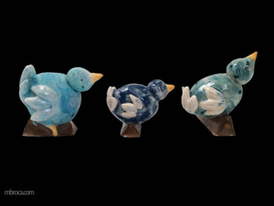 Céramique de trois oiseaux bleus, les uns après les autres