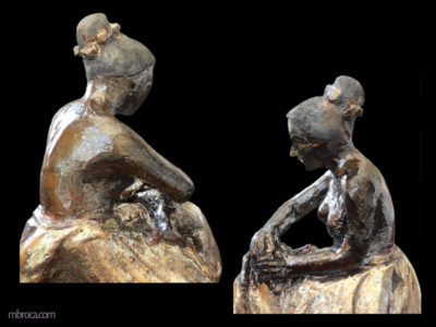 Une mère assise frotte la tête de son enfant alongé sur ses genoux. vues de dos