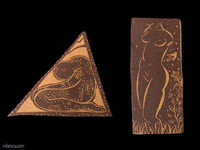 Deux sgraffites, un ovale représentant un homme simplifié. Le deuxième est un triangle dans lequel un homme se tient à genoux et la tête penchée. Le troisième est une femme nue dans la nature.