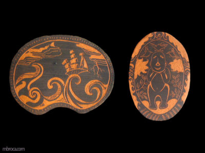 Deux céramiques en sgraffitte, une avec un bateau sur les flots. L'autre est un ovale avec un petit homme stylisé mais souriant.