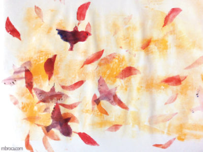 œuvres Des oiseaux rouges qui s'envolent dans les airs au milieux de feuilles rouges.