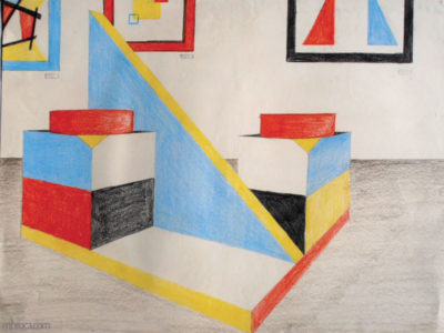 Formation en perspective : des volumes géométriques composent une sculpture, et des tableaux rappelant Malevitch au mur.