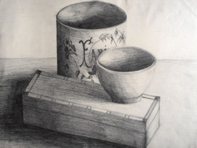 Trois objets, un pot à farine, un pett bol et un plumier en bois fermé.