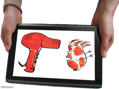 Deux mains tiennent une tablette pour présenter une application numérique. Visuel : un séchoir et un monstre