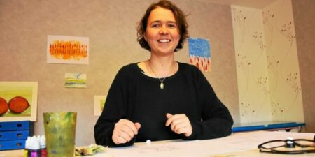 L'artiste Marion Broca à son atelier.
